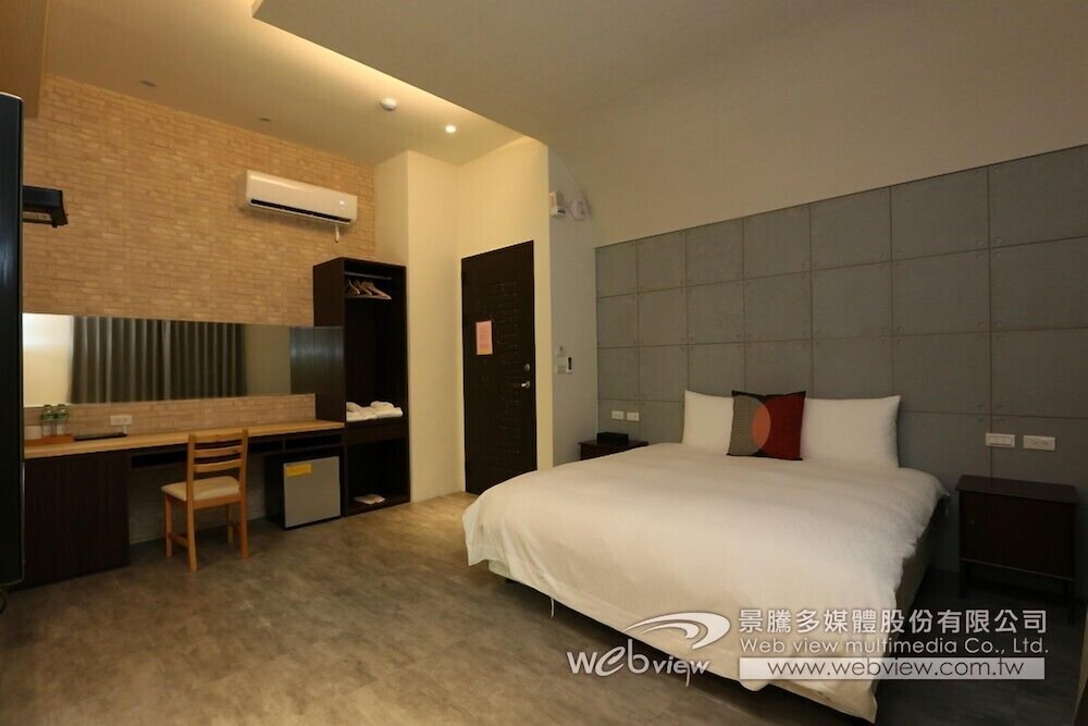 ROMANTIC, QUEEN BED
