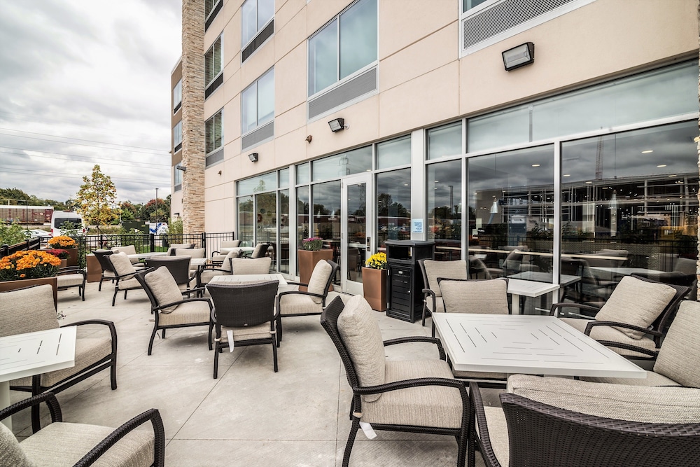 Holiday Inn Express Suites Allen Park 6/72