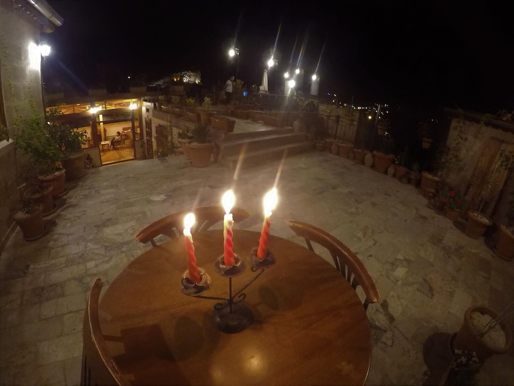 Larissa Cave Hotel 48/50