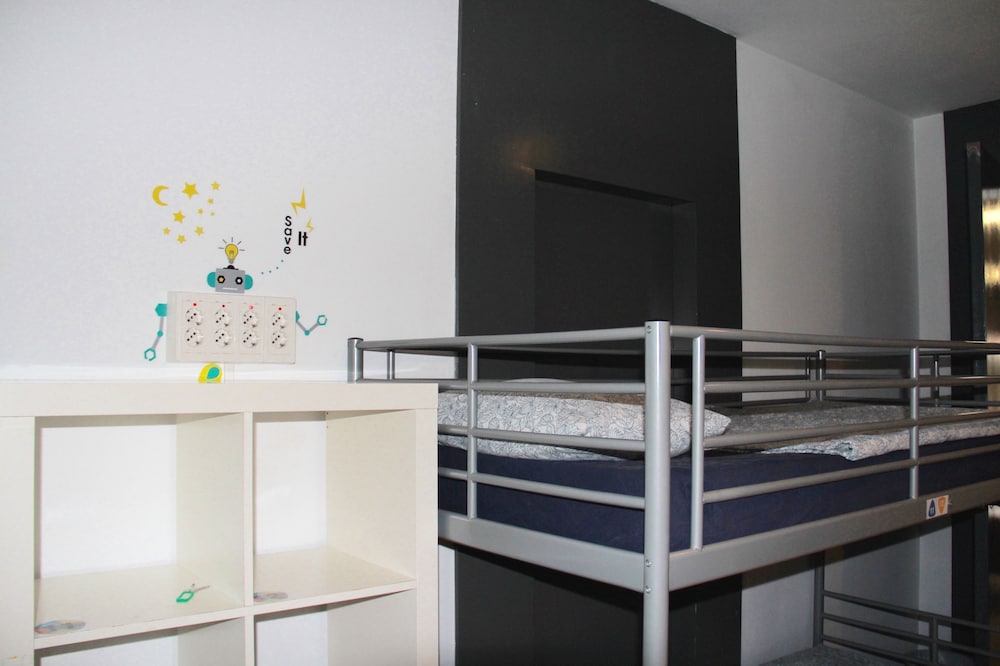 Alternative Creative Youth Hostel Barcelona 7/50