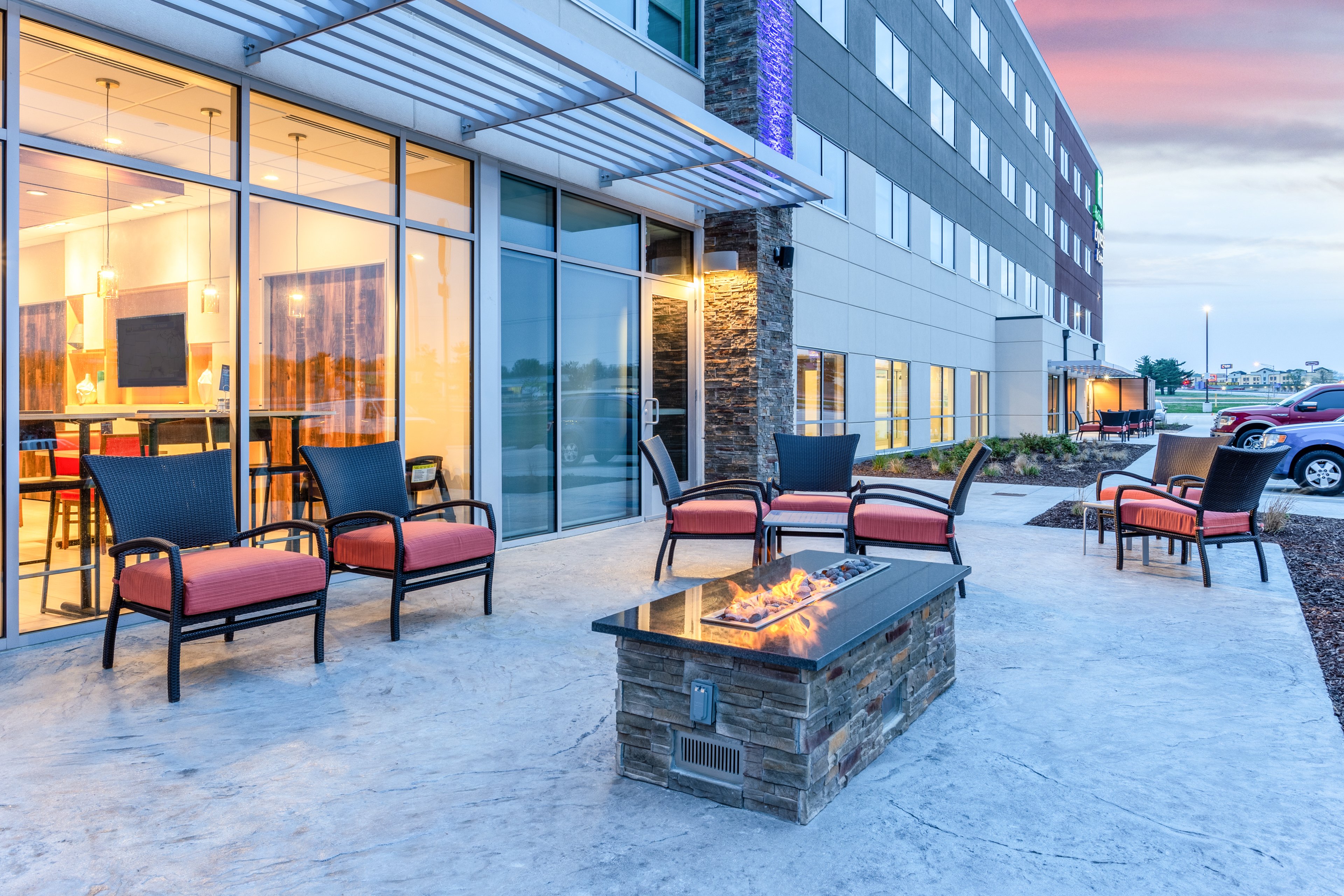 Holiday Inn Express Suites Springfield North 37/60