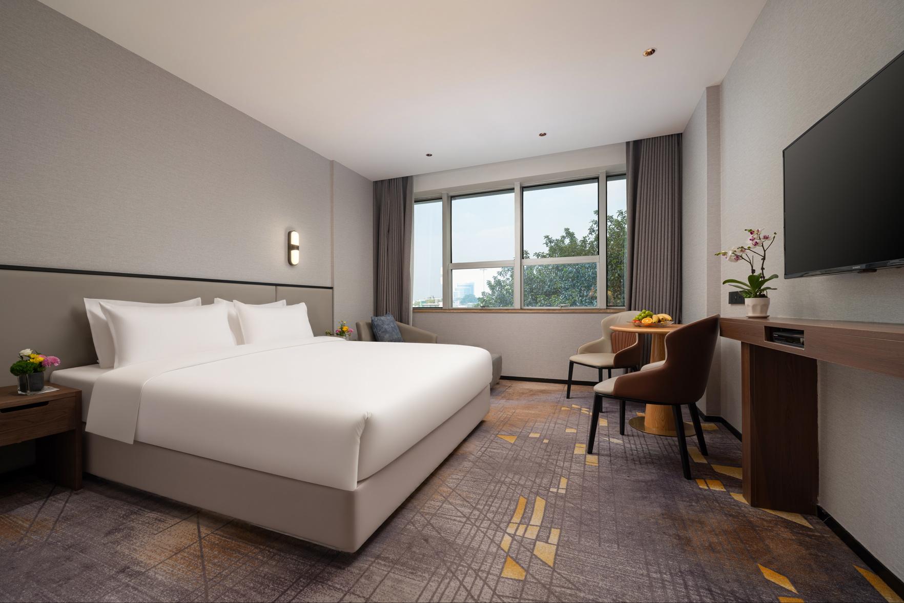 Elegant, Queen Bed