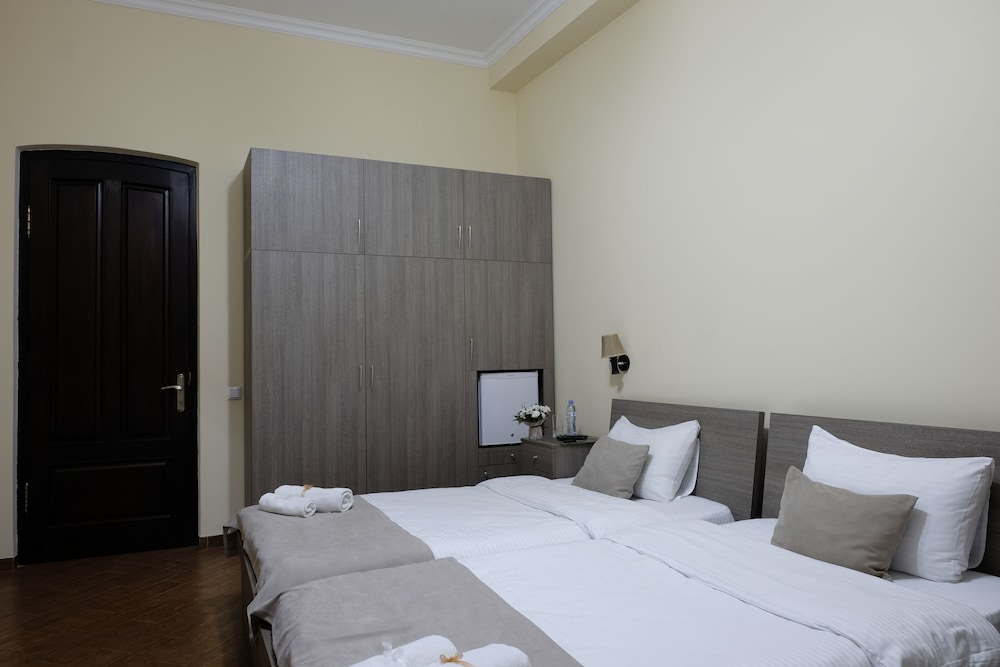 ROOM, QUADRUPLE