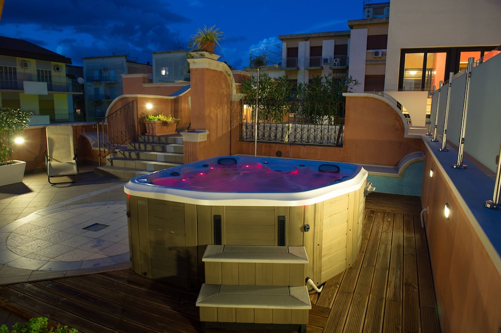 Artemis Hotel 5/69