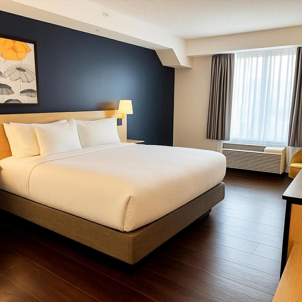 ROOM, KING BED