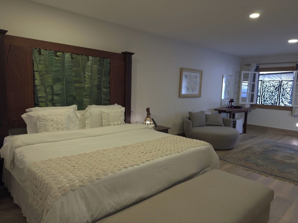 Real Plus, 1 King and 1 Single Beds
