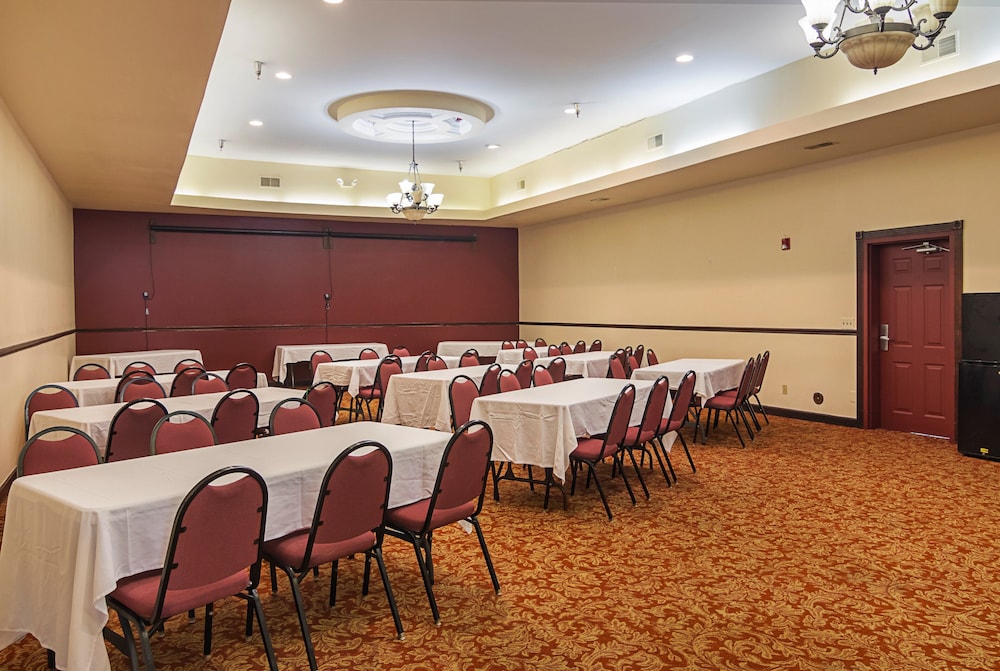 Red Roof Inn & Suites Lake Orion/Auburn Hills 30/37