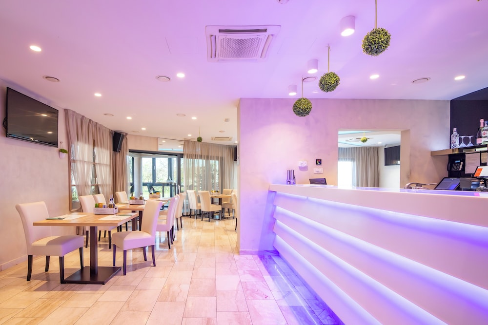 Royal Airport Hotel 10/69
