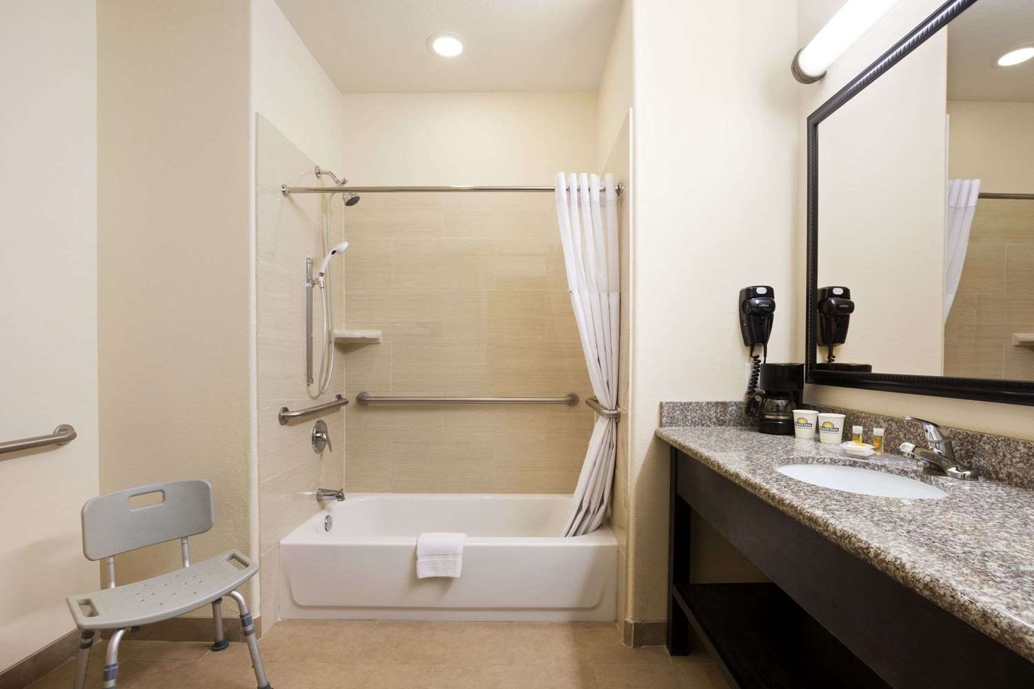 Days Inn & Suites By Wyndham Galveston West/Seawall 31/32