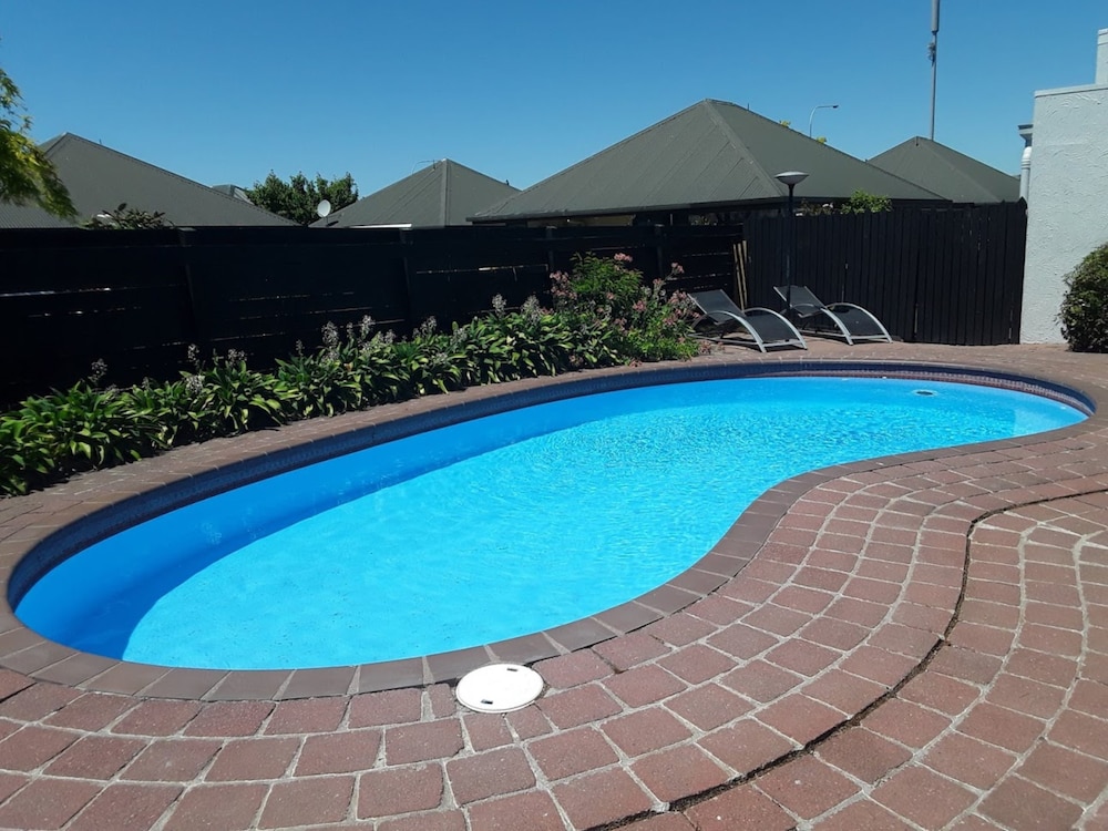 ASURE Sundowner Motel 4/35