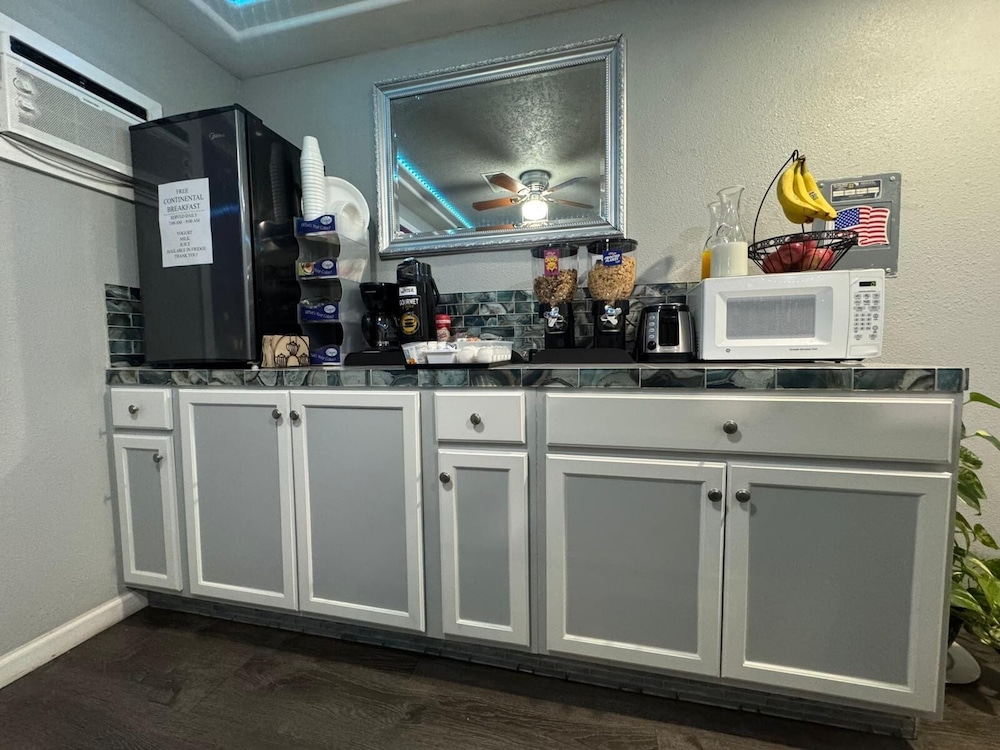 Capital O Budget Inn Ontario I-84 12/52