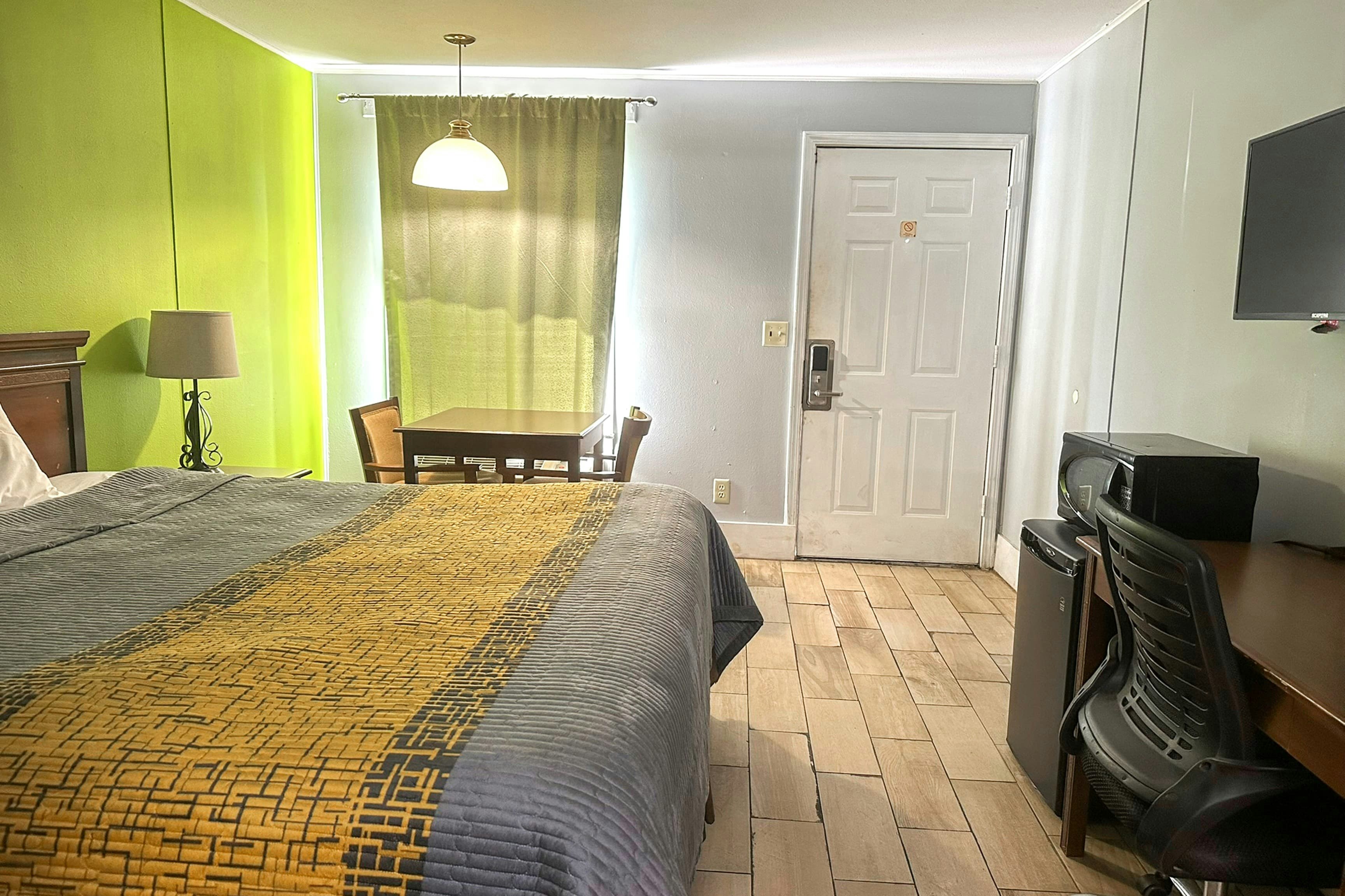 King Bed Non-Smoking, OYO Hickory House Inn 2/4