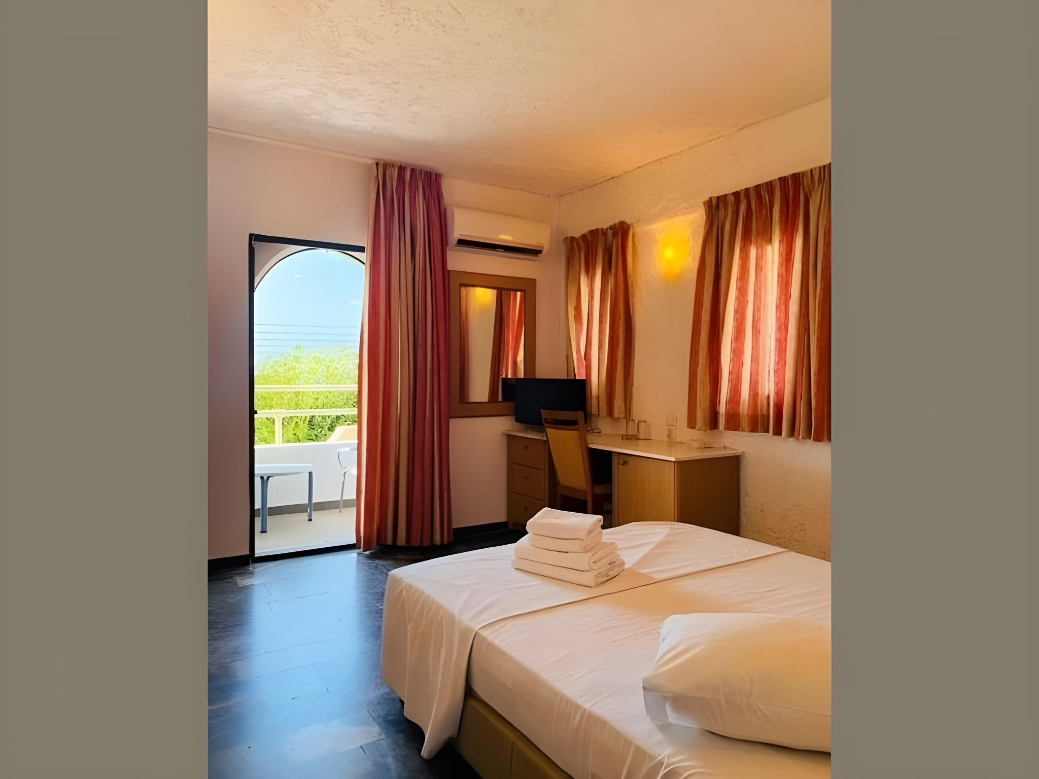 Room, Triple