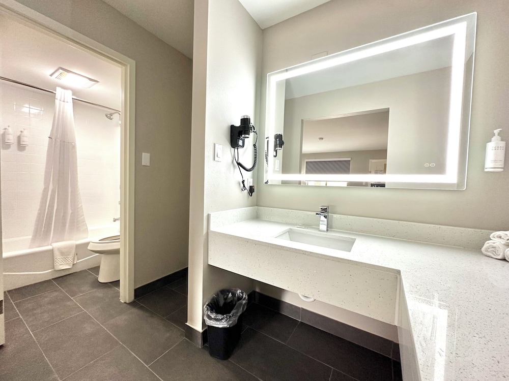 Days Inn & Suites by Wyndham Bossier City 47/50