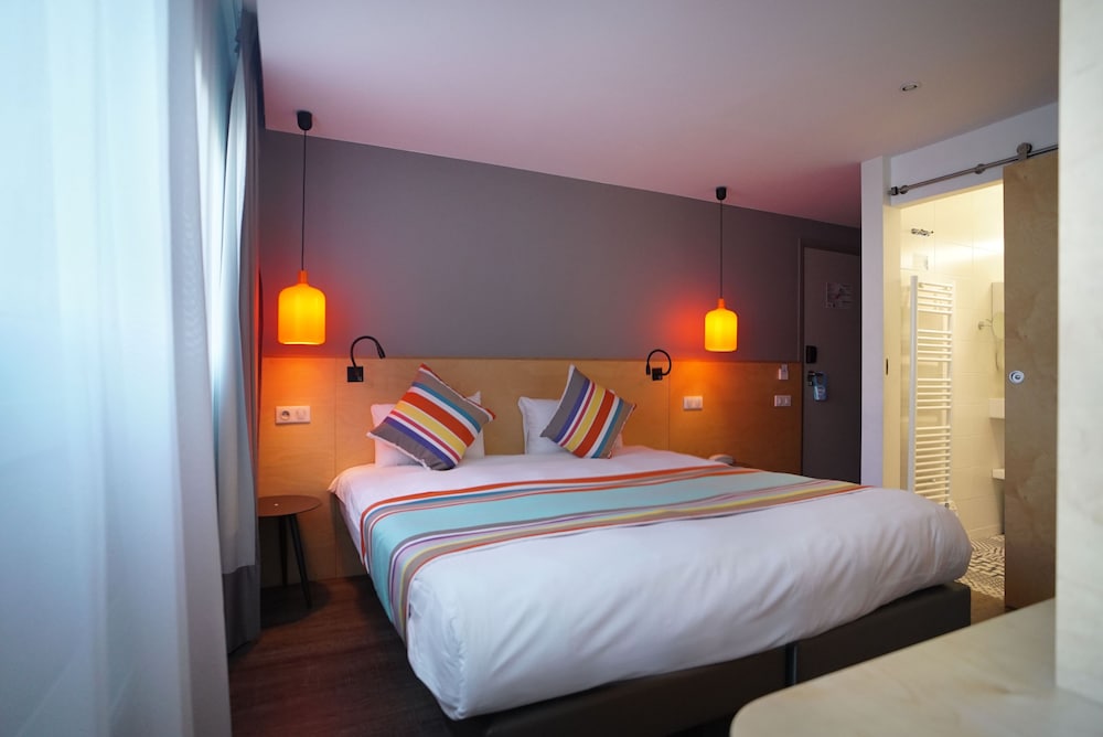 ROOM, QUADRUPLE