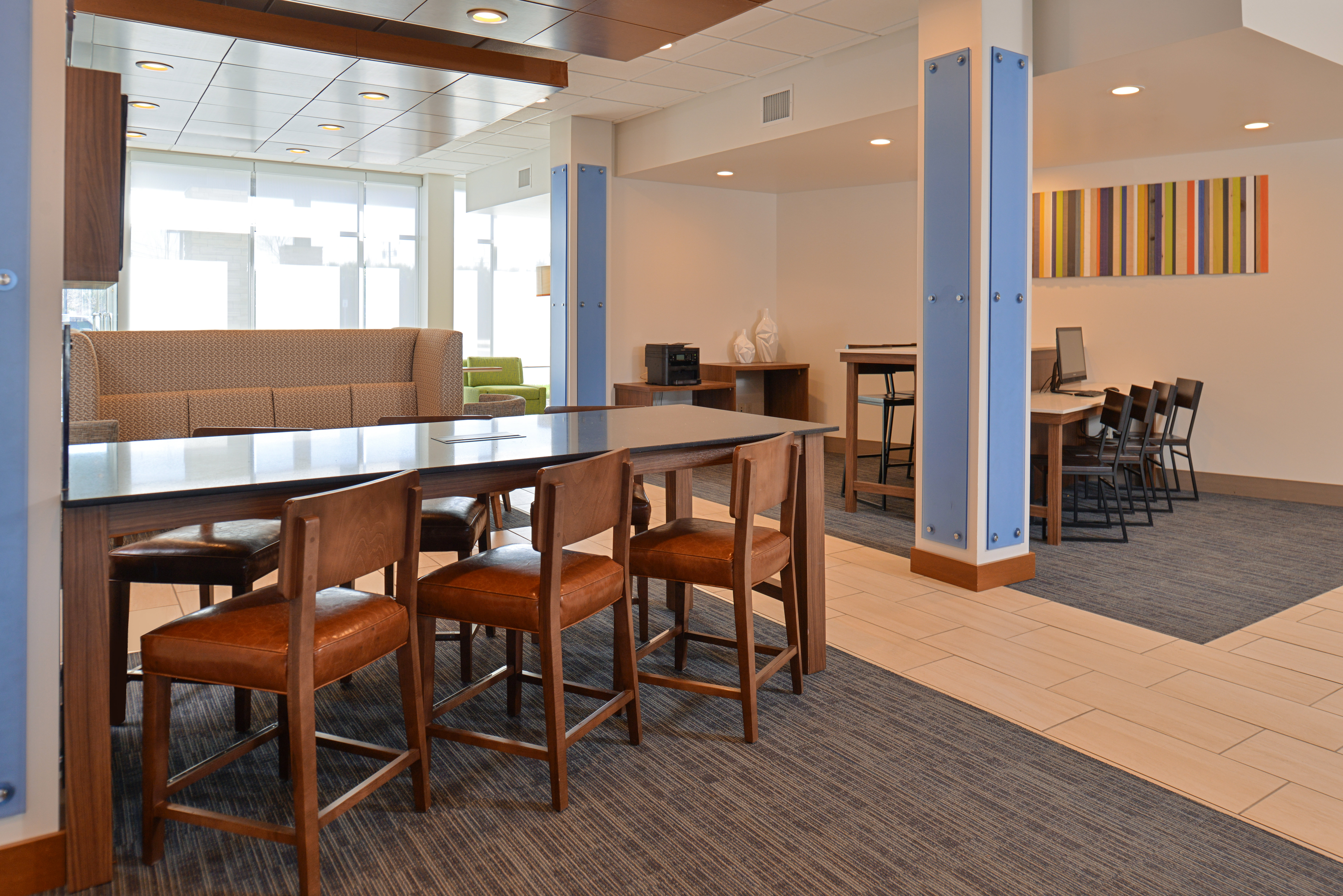Holiday Inn Express Suites Farmington Hills Detroit 33/54