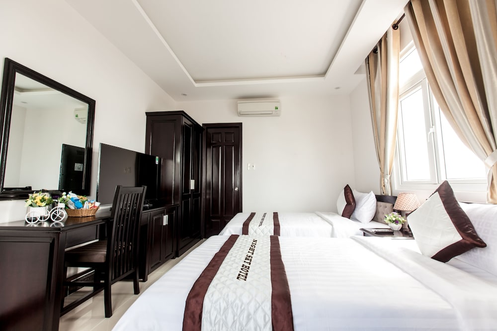 DELUXE, TWIN BEDS, CITY VIEW
