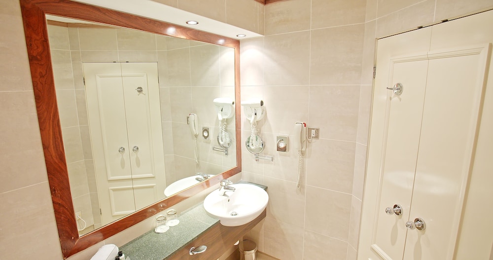 Harbour Heights Hotel 26/50