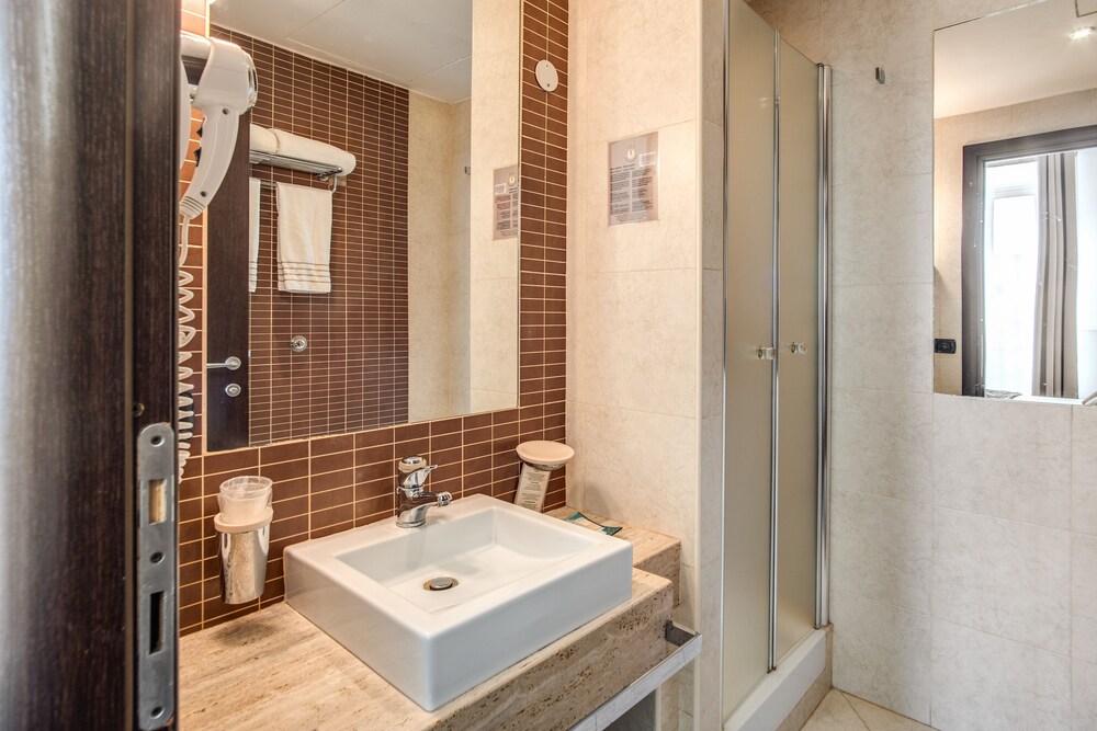 Everest Inn Rome 54/58