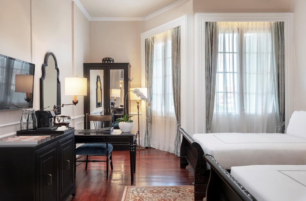 Landmark, Suite, 1 King and 2 Double Beds، Raffles Hotel Le Royal 6/10