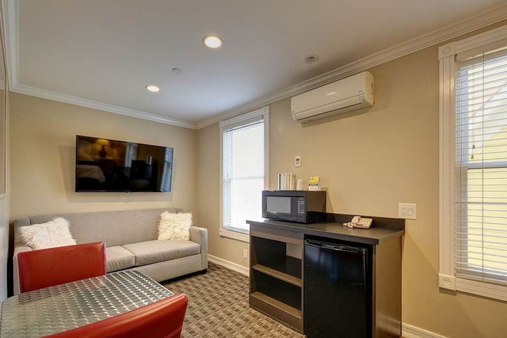 Glenmore Plaza Hotel 40/59