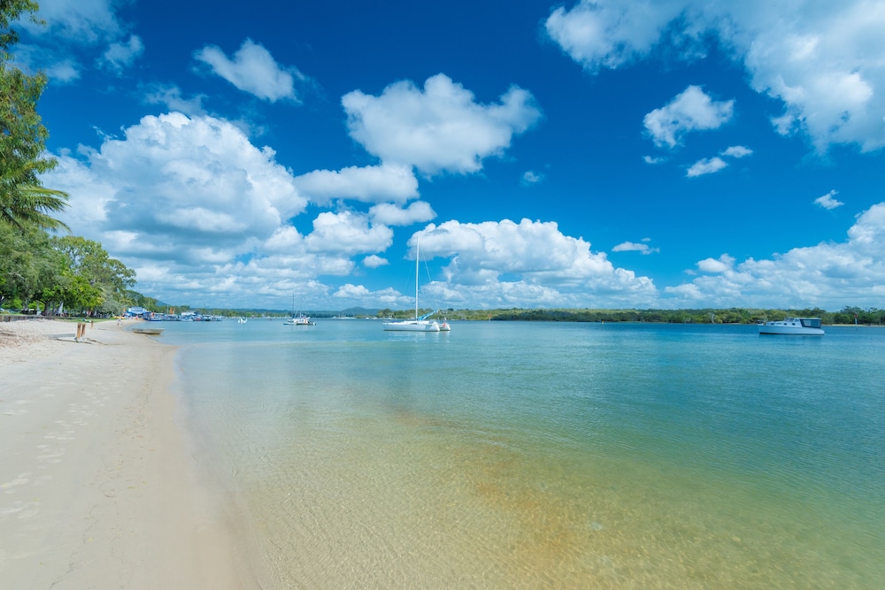 NOOSA OUTRIGGER BEACH RESORT 66/73