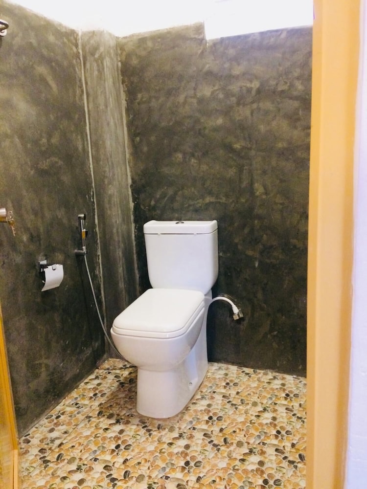 Damith Tourist Inn 41/44