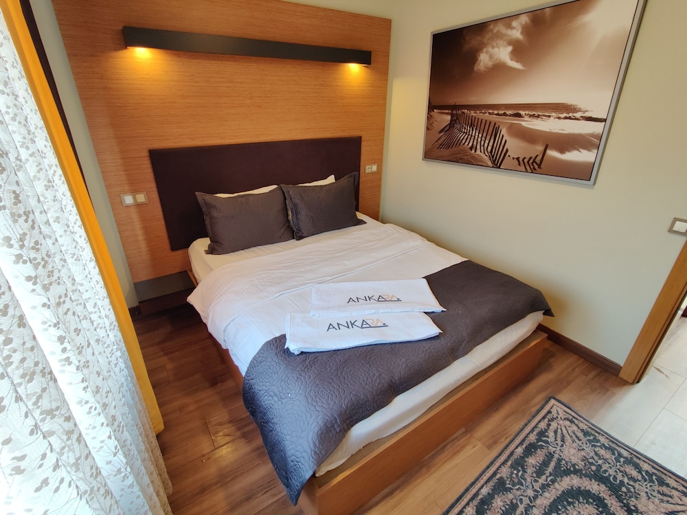 جناح فاخر بسرير كوين بشرفة مع أريكة، Concept House 3/7
