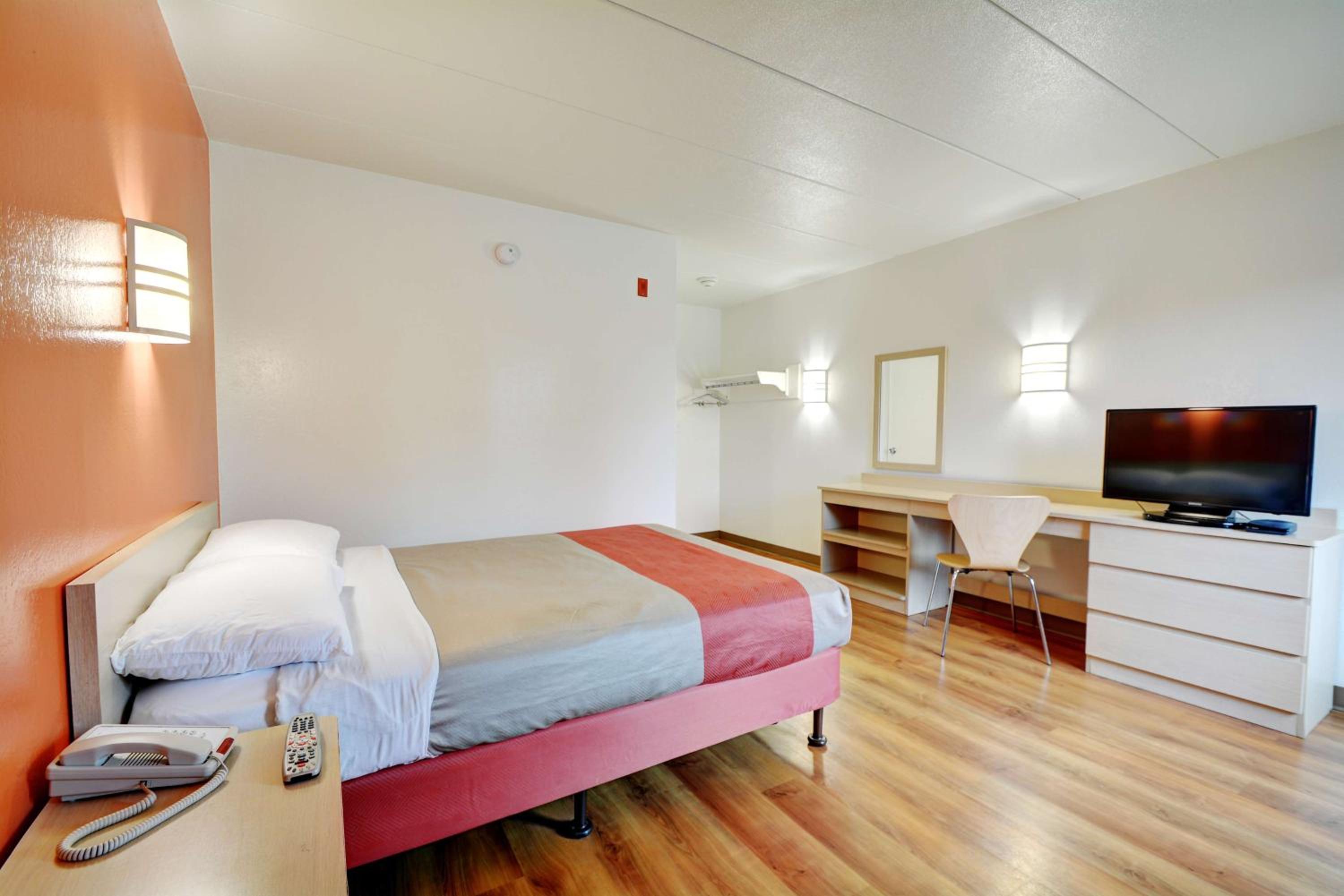 غرفة بسرير كوين لغير المدخنين، Motel6 Seekonk, MA - Providence East 4/9