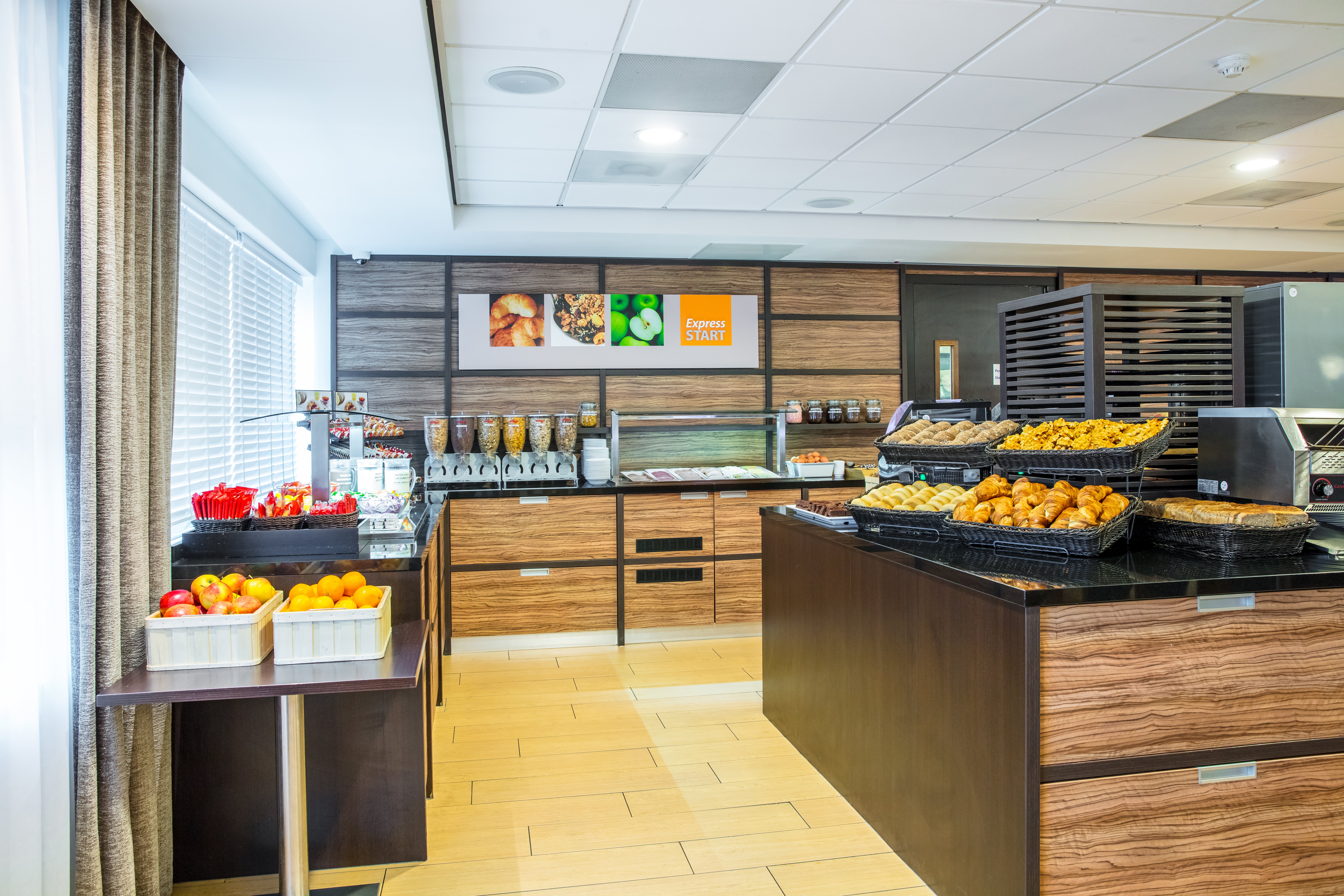 Holiday Inn Express Amsterdam Sloterdijk Station 7/27