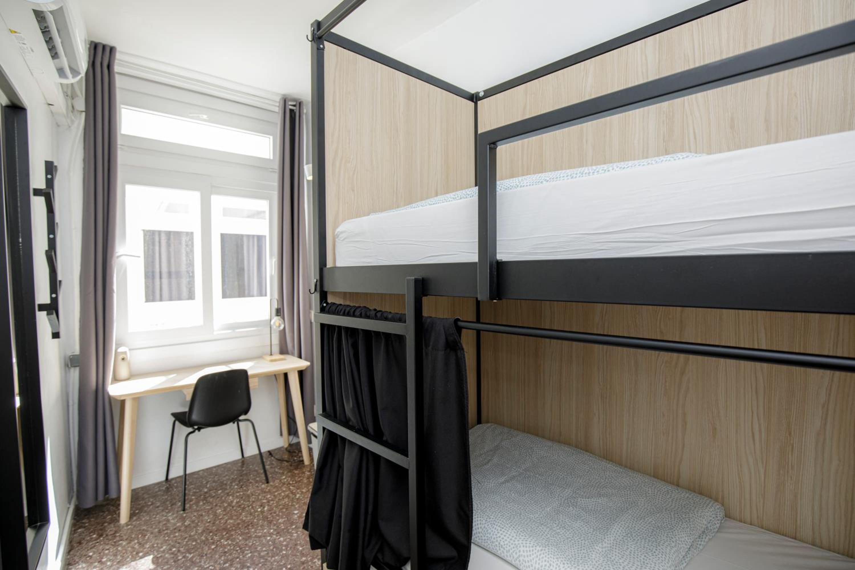 Mixed Dorm, Shared, Twin Beds