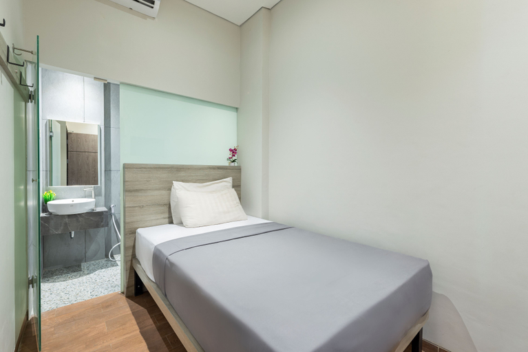 Lively Hotel City Center Surabaya 3/11