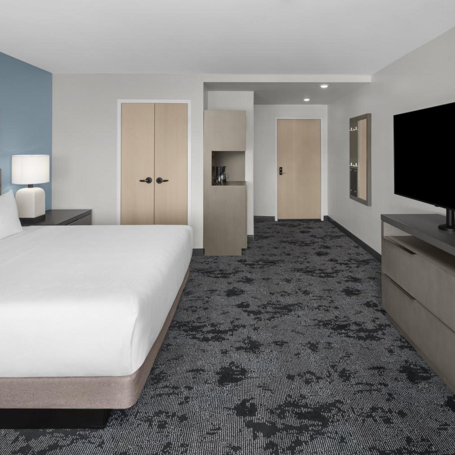 Room, King Bed, City View, Den