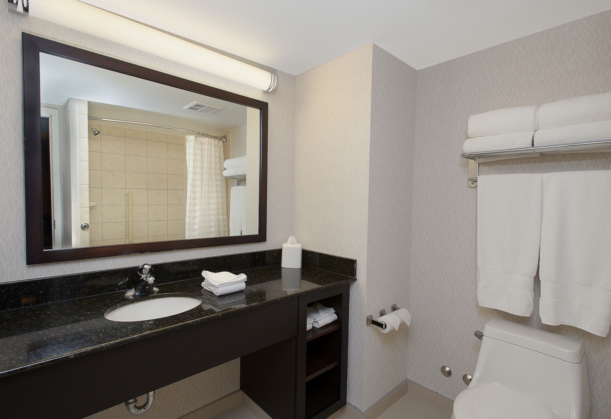Room, King Bed, Partial Falls View, Sofa, Jetted Tub، Embassy Suites By Hilton Niagara Falls Fallsview 7/10