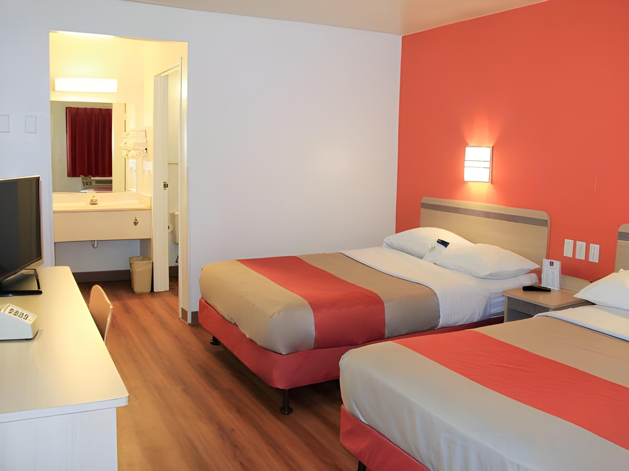 2 Queen Beds - Non-Smoking, Micfridge