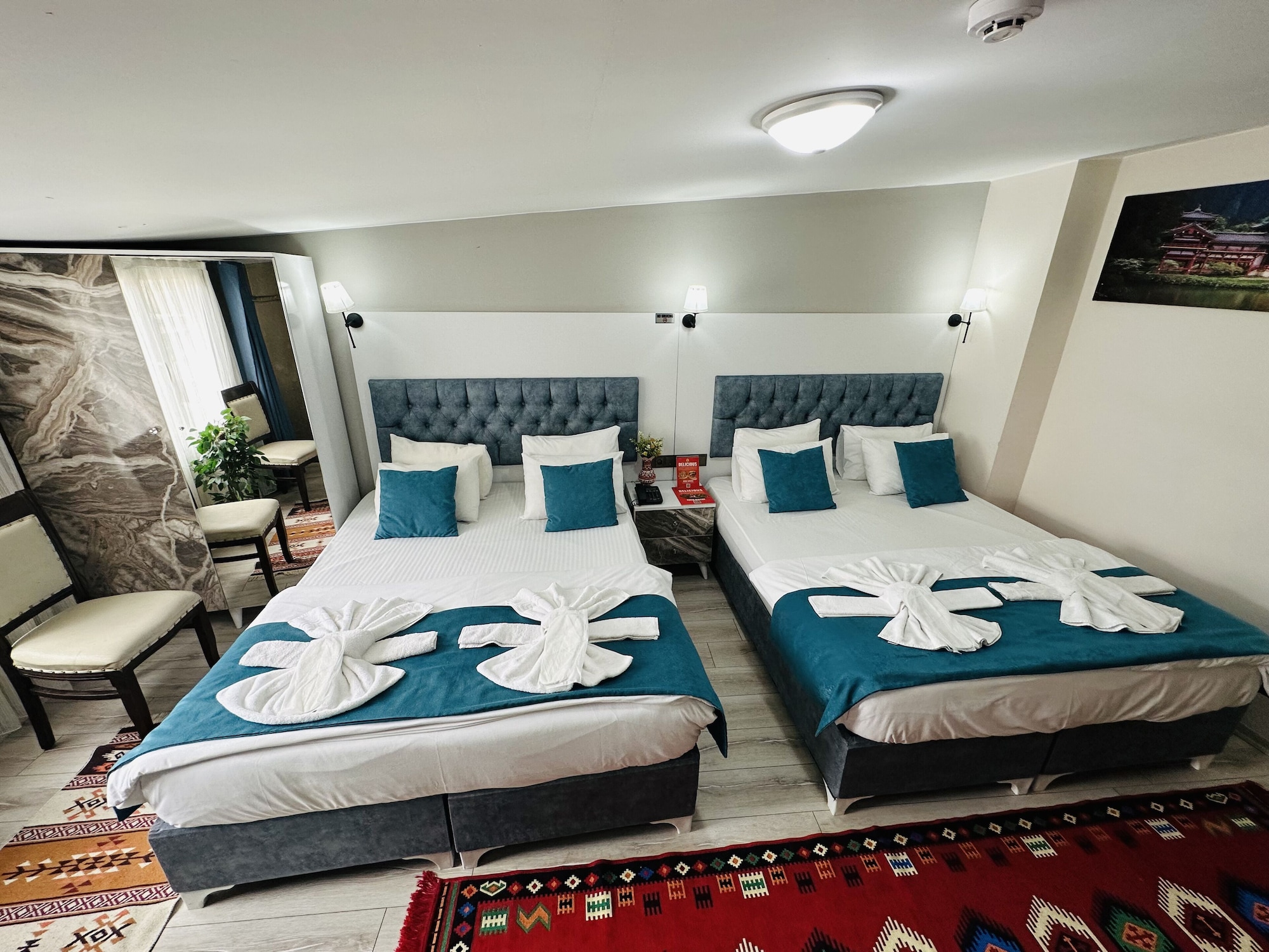 غرفة عائلية رباعية بسرير كينج وسرير كوين، Galapera Hotel 2/6