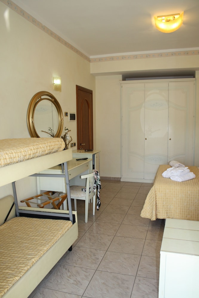 Gaston Hotel 20/45