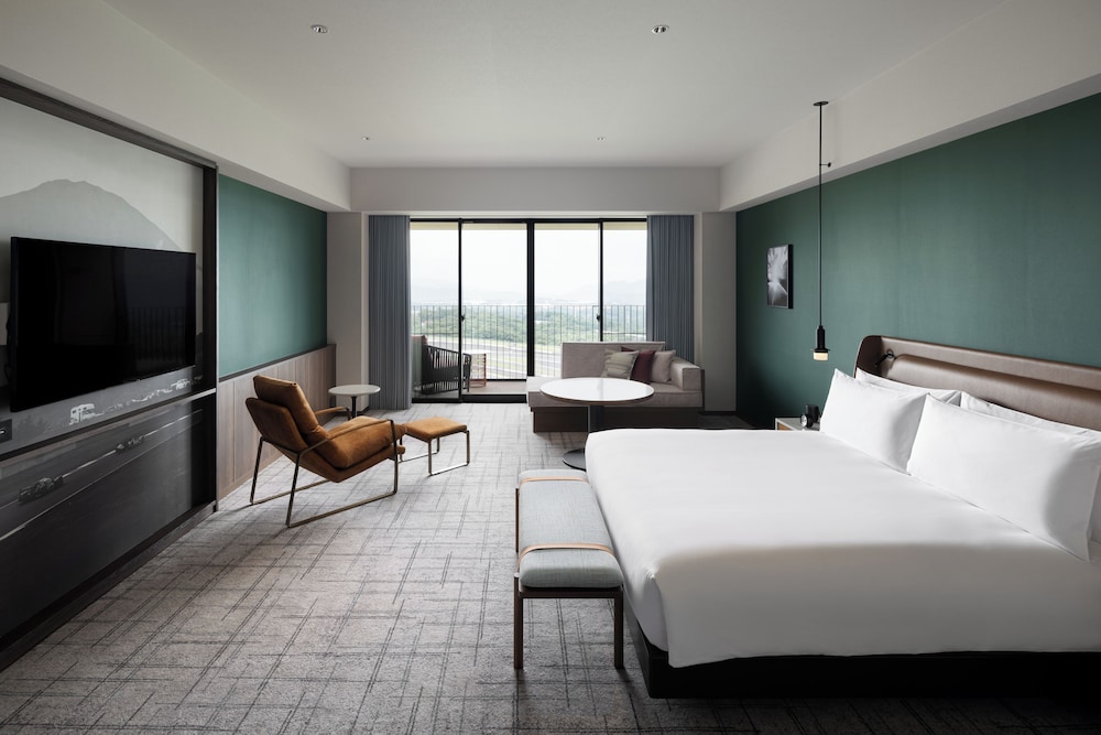 Deluxe, King Bed, Cathedral View
