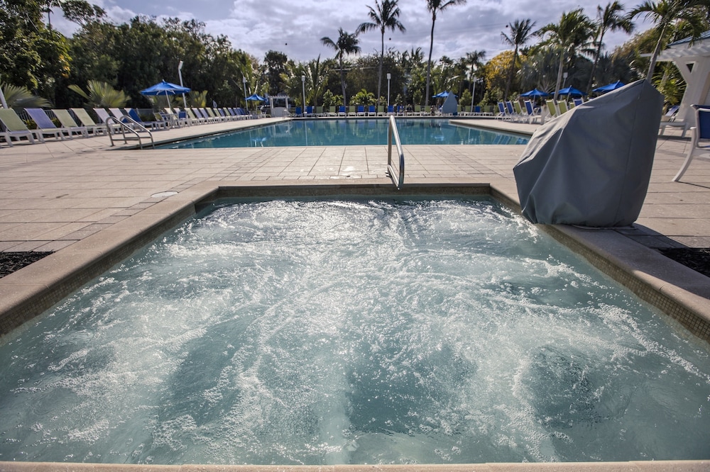 Ocean Pointe Suites Hotel 25/38