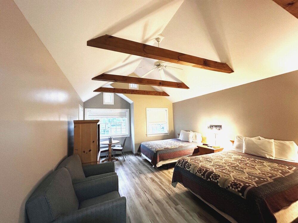 Spruce Lane Lodge & Cottages 10/35