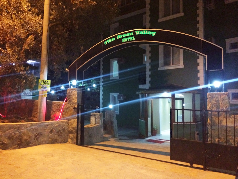 THE GREEN VALLEY HOTEL 41/65
