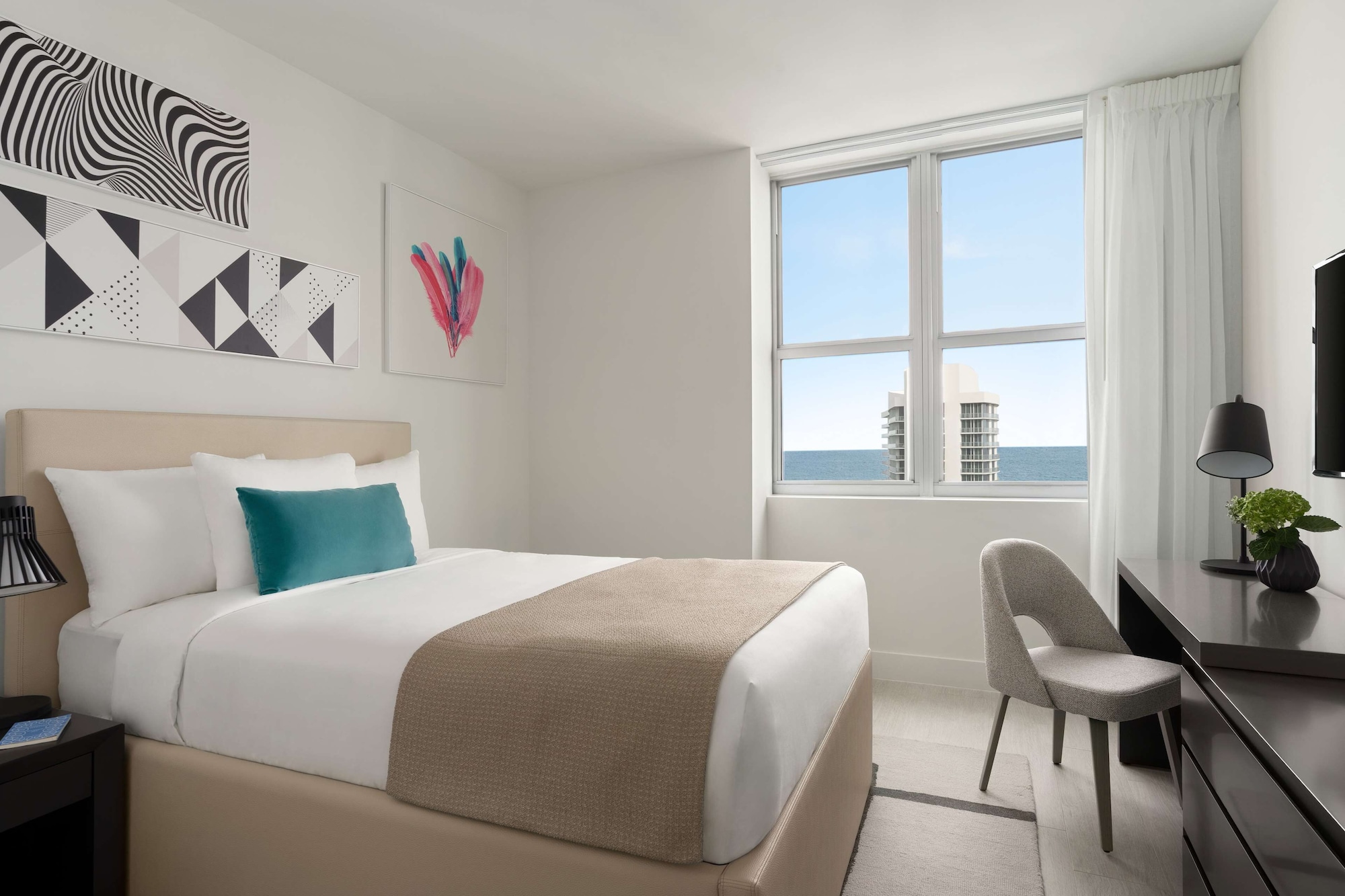 Suite, King Bed, 2 Double and Twin Beds, Corner، Hyde Beach House 3/8