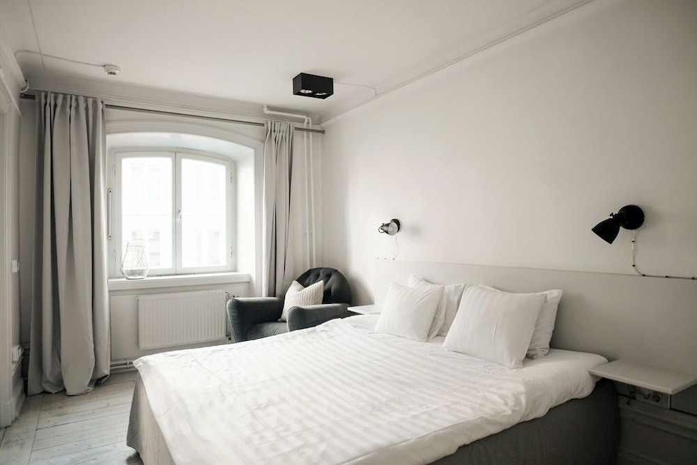 MEDIUM, STUDIO, DOUBLE BED