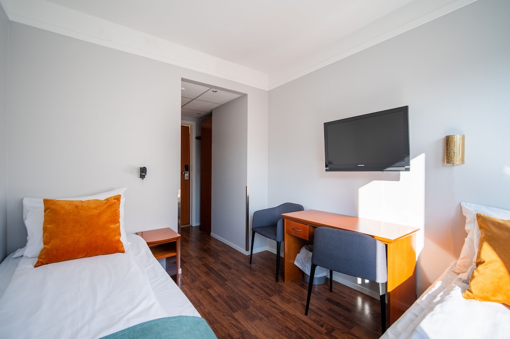 Enter Amalie Hotel 37/79