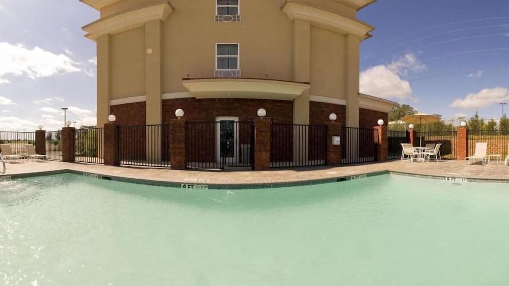 Holiday Inn Express Mccomb 5/53