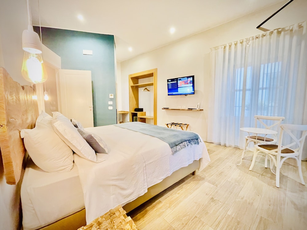 DELUXE, KING BED, BALCONY