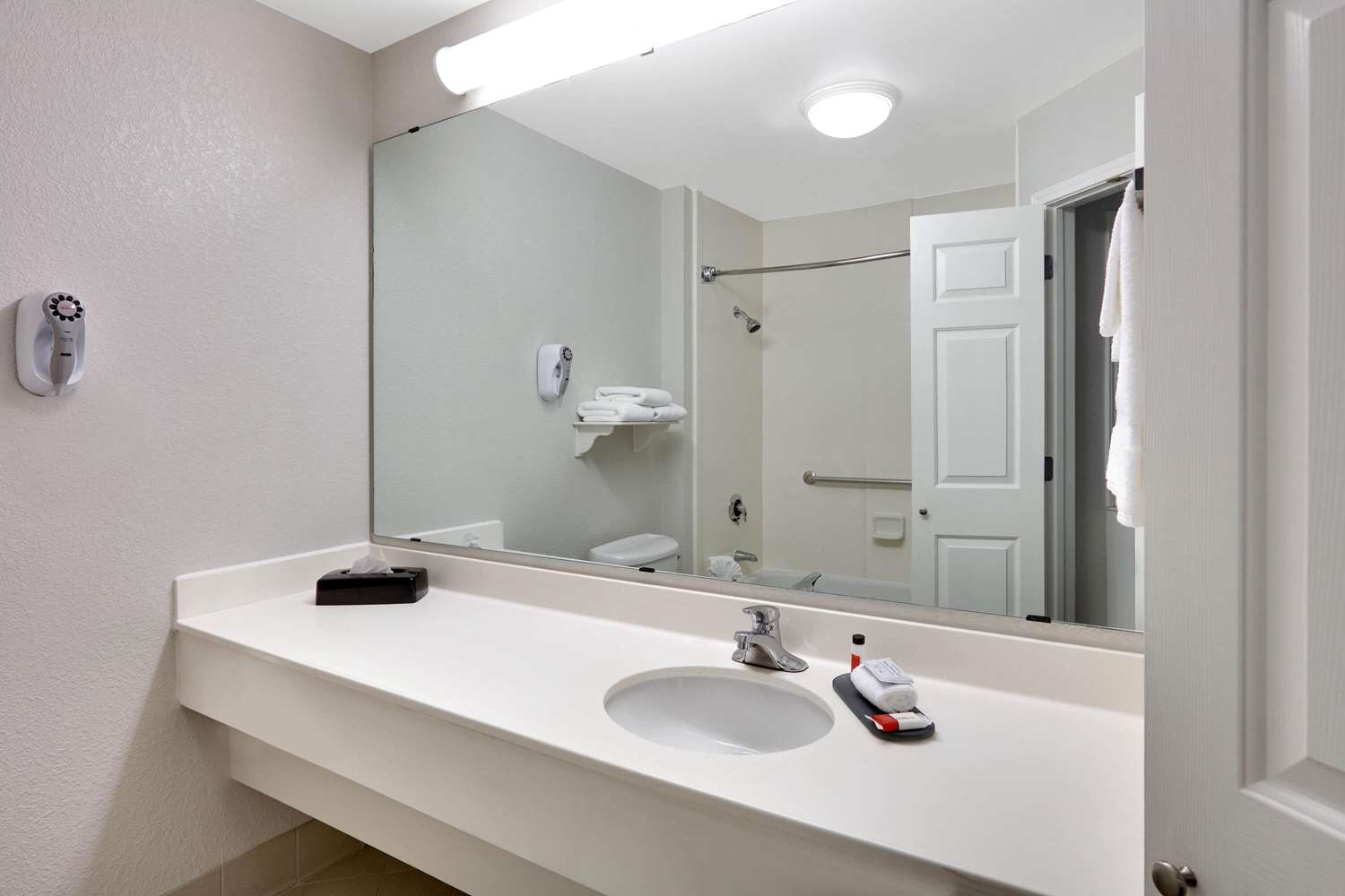 La Quinta Inn Suites Dallas North Central 46/48