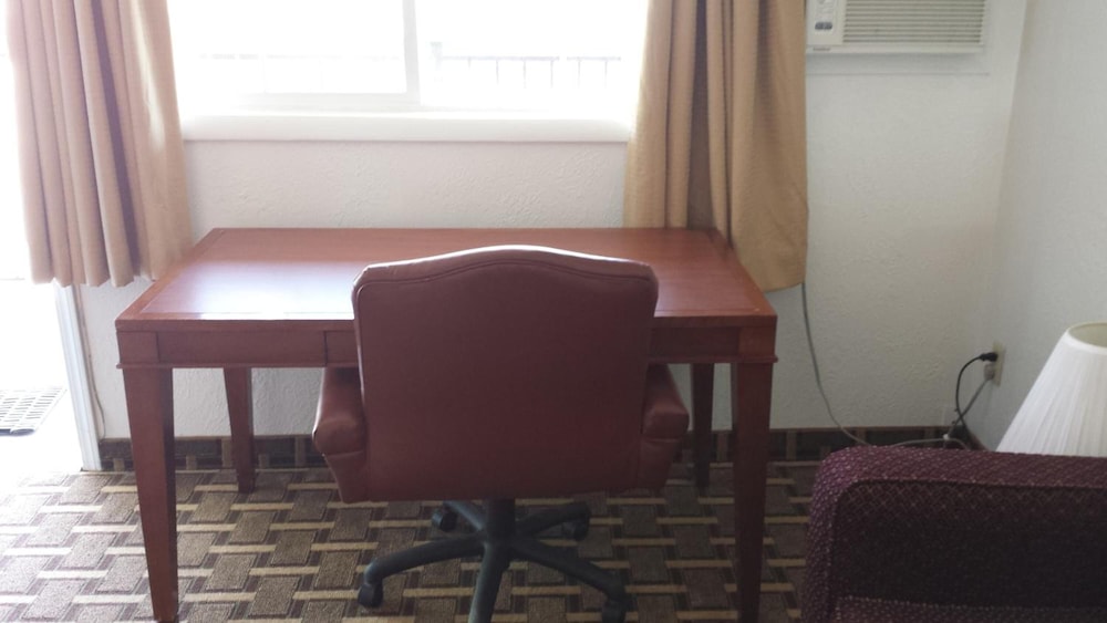 Executive Inn & Suites 28/33