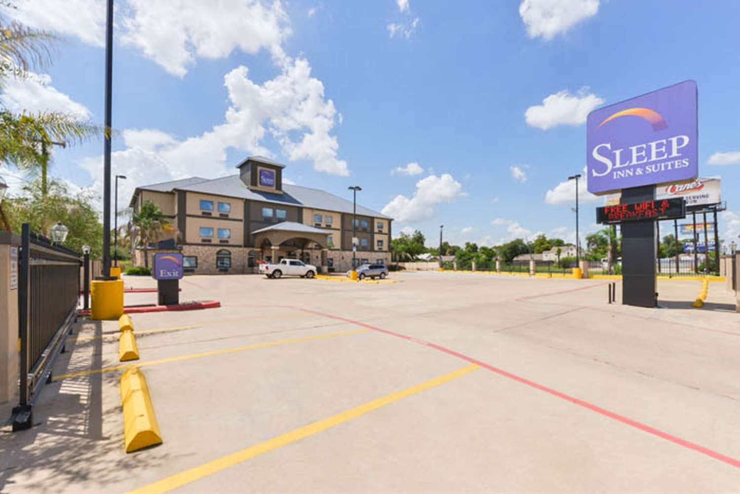 Sleep Inn & Suites Near Downtown North 14/17