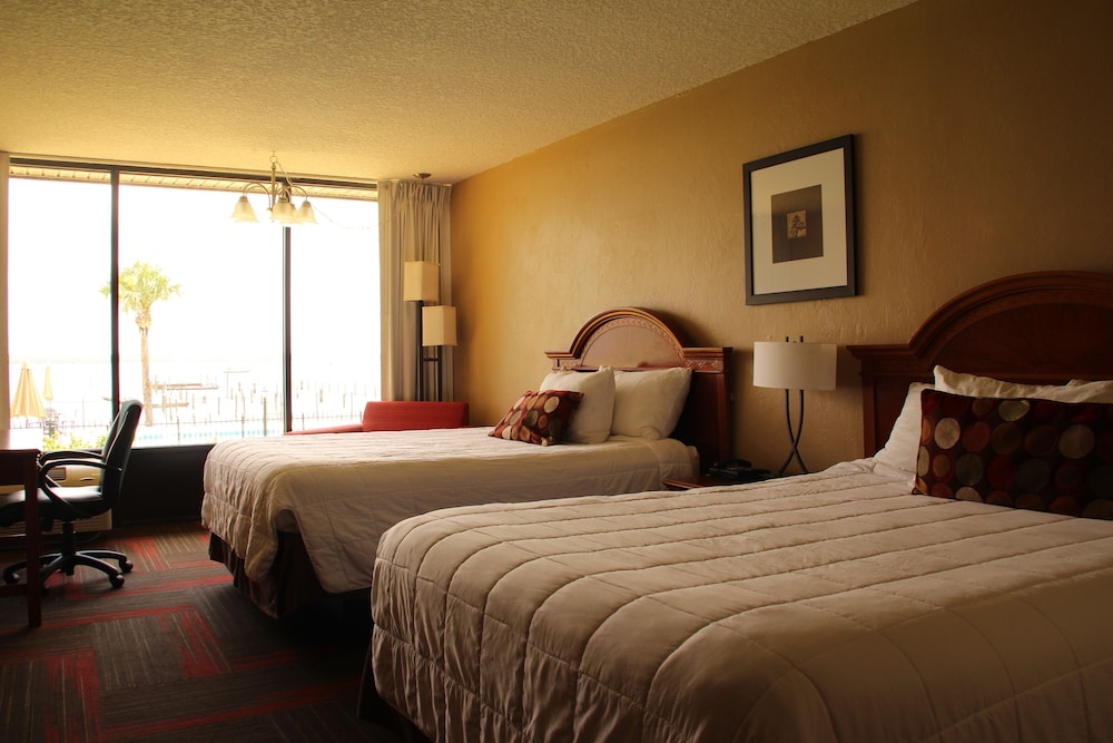 Crystal Cove Riverfront Resort 14/42